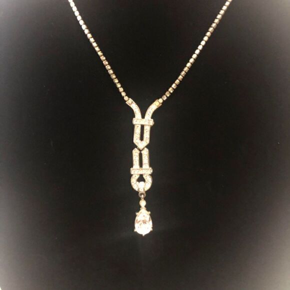 #37 Nine West romantic crystal teardrop romantic necklace silvertone - Picture 1 of 3